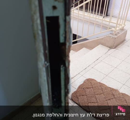מנעול דלת עם מסגרת מתכת במדרגות בניין